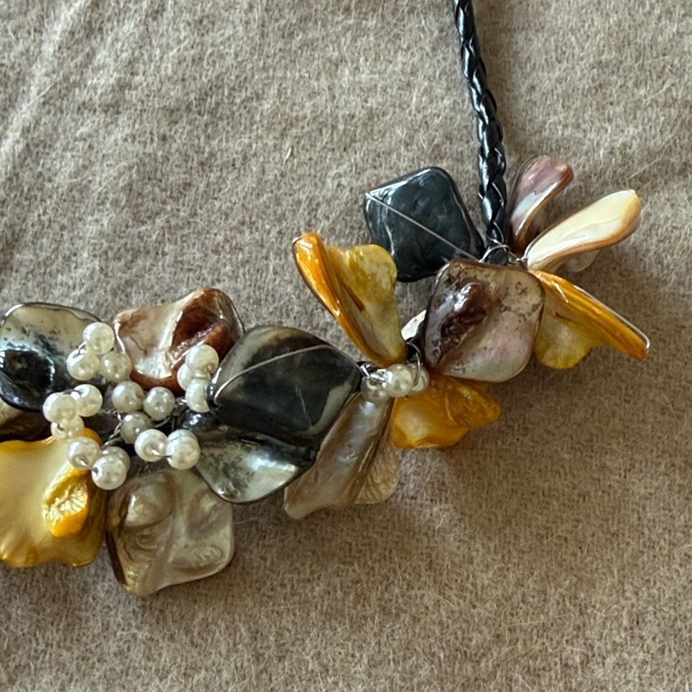 Floral shell necklace - Picture 2 of 5